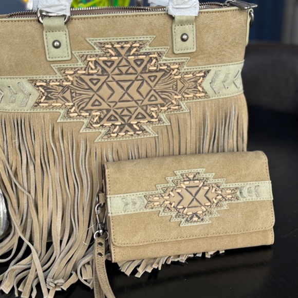 Trinity Ranch Aztec Tooled Fringe Concealed Carry Tote/Crossbody + Wallet Green - Picture 2 of 8